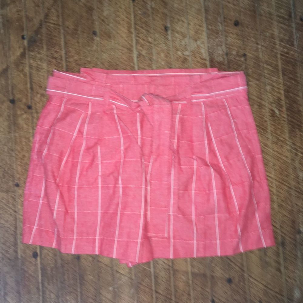 Banana Republic red and white striped paper bag size 6 shorts